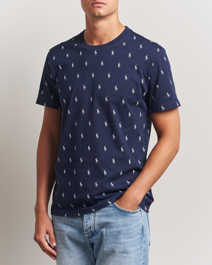 Herren | Polo Ralph Lauren All over Player Sleeping Tee Cruise Navy | Polo Ralph Lauren | All over Player Sleeping Tee Cruise Navy