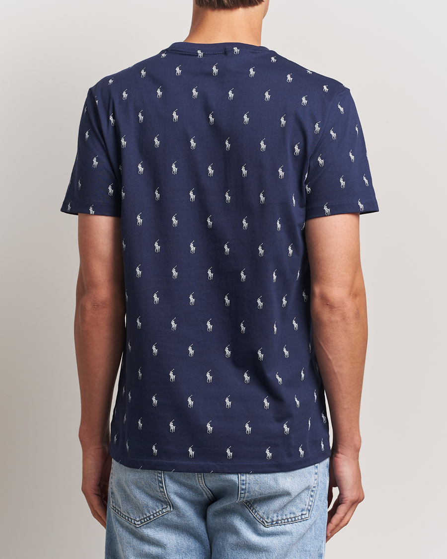 Herren | Polo Ralph Lauren All over Player Sleeping Tee Cruise Navy | Polo Ralph Lauren | All over Player Sleeping Tee Cruise Navy