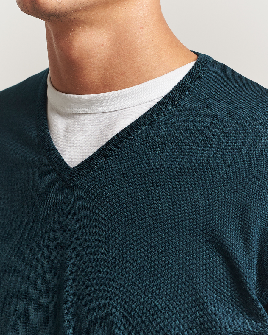 Herren | Pullover | John Smedley | Bobby Extra Fine Merino V-Neck Pullover Richardson Green