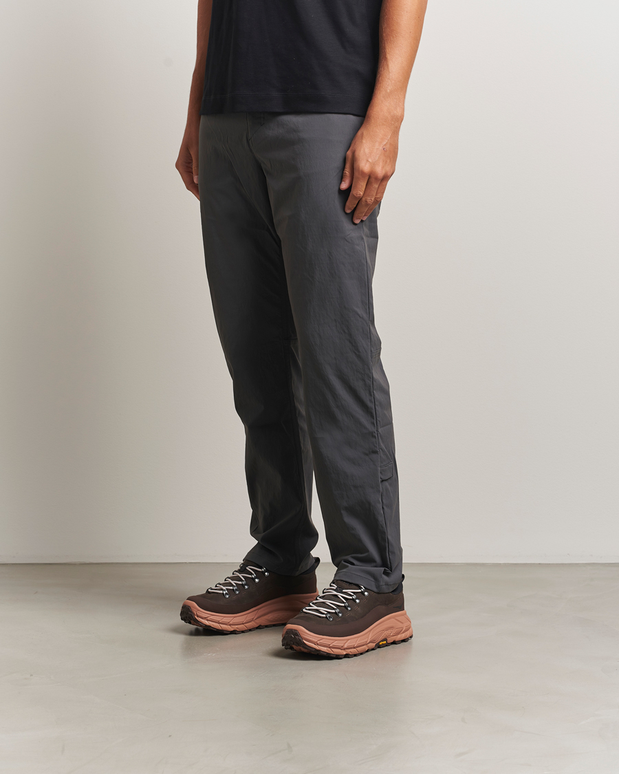 Herren | Trail Sneaker | Hoka | One Tor Summit Cast Iron/Walnut