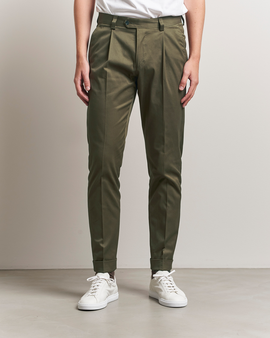 Herren | Hosen | Tiger of Sweden | Tenuta Pleated Cotton Trousers Deep Olive