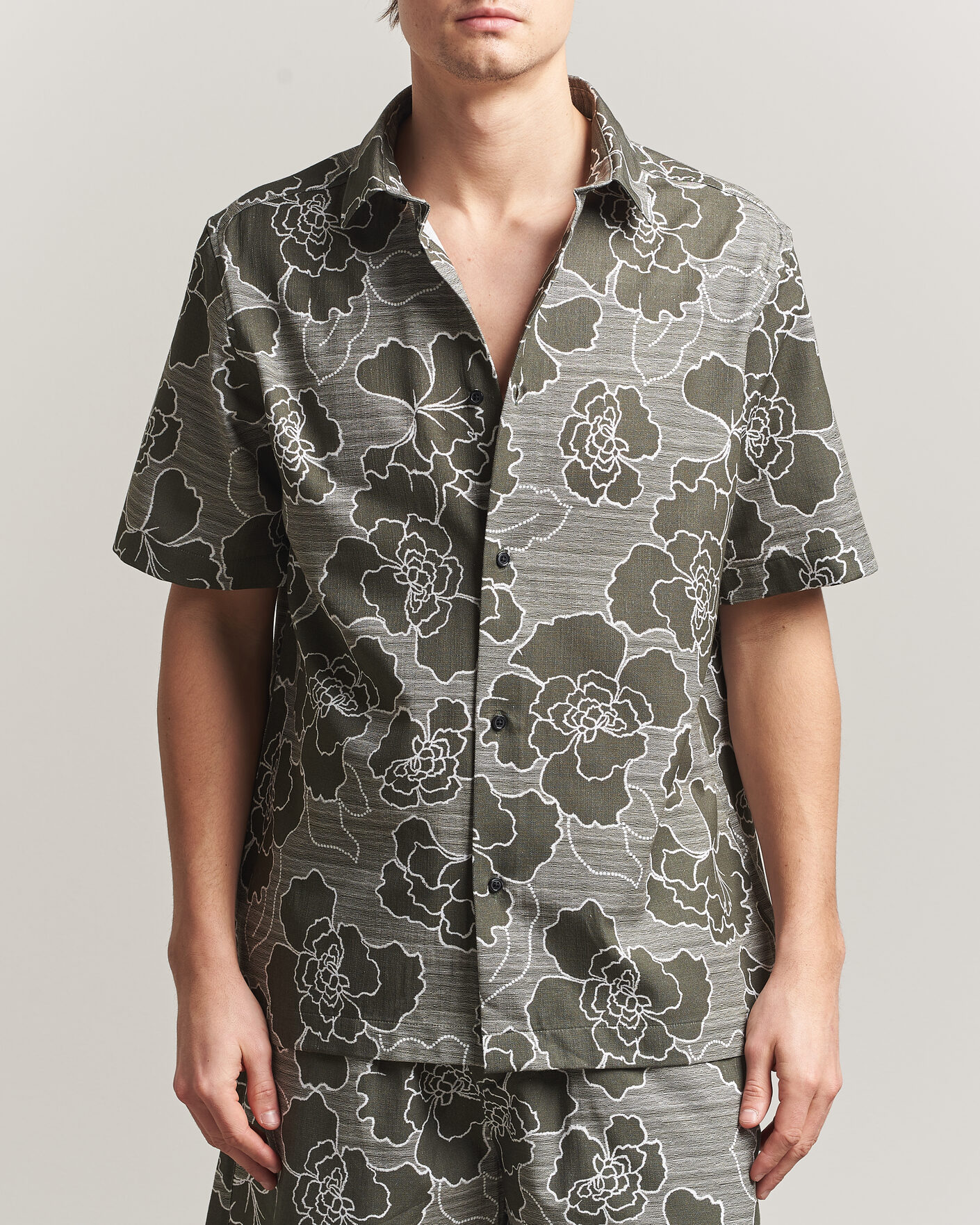 Herren | Hemden | LES DEUX | Charlie Poppy AOP Short Sleeve Shirt Olive Night