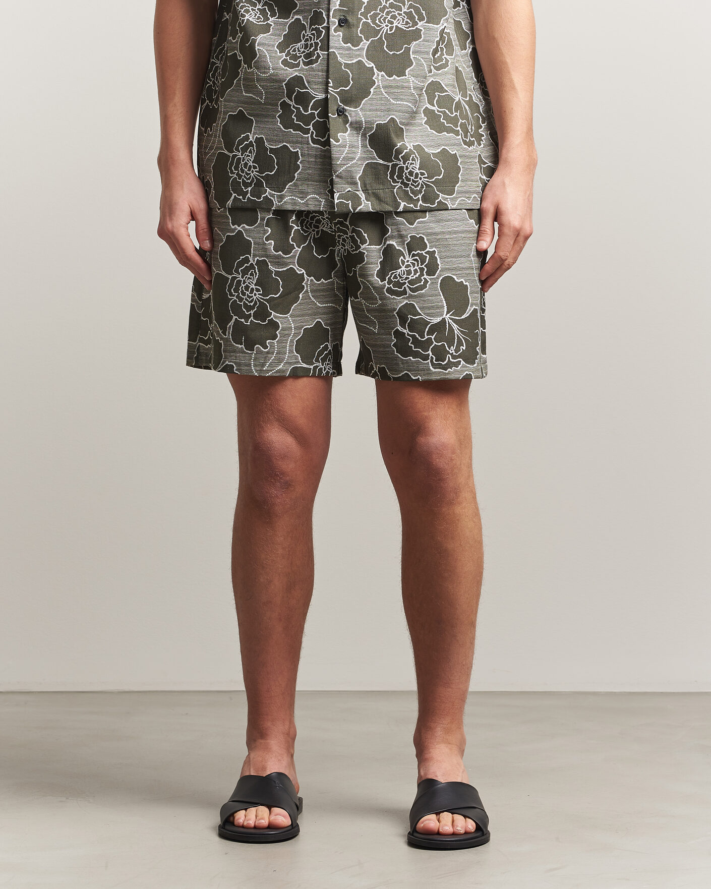 Herren | Shorts | LES DEUX | Charlie Poppy AOP Shorts Olive Night