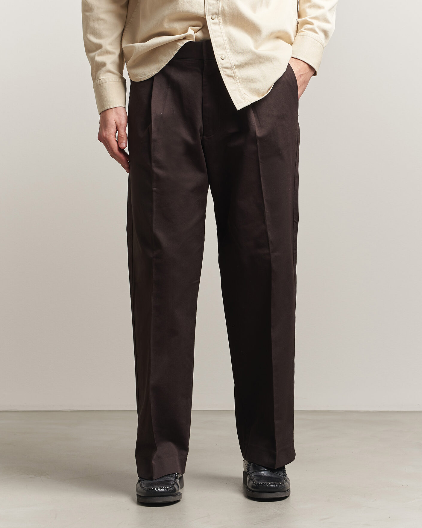 Herren | Hosen | NN07 | Kay Cotton Pleated Trousers Deep Truffle