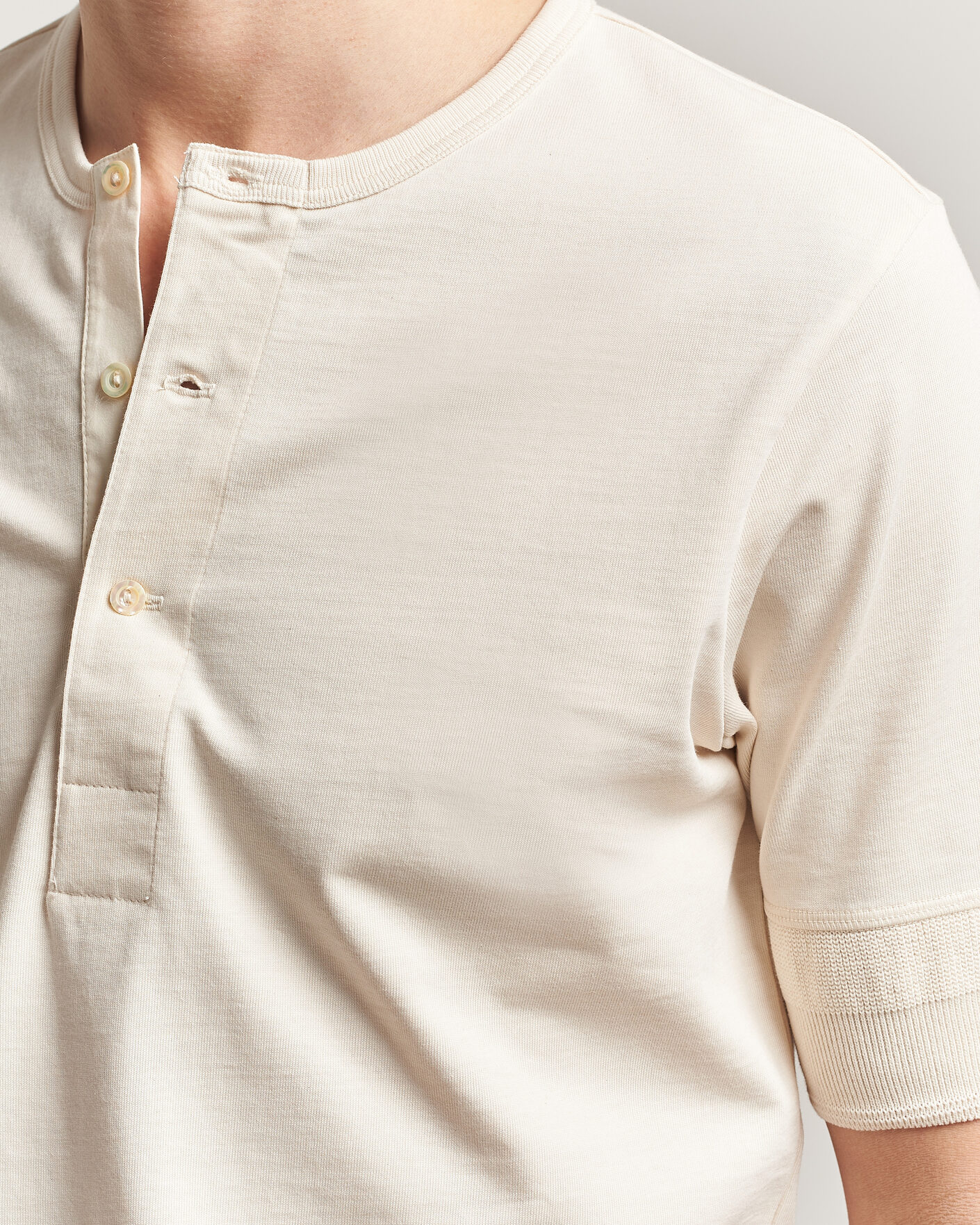 Herren | T-Shirts | Merz b. Schwanen | Classic Organic Cotton Short Sleeve Henley Nature