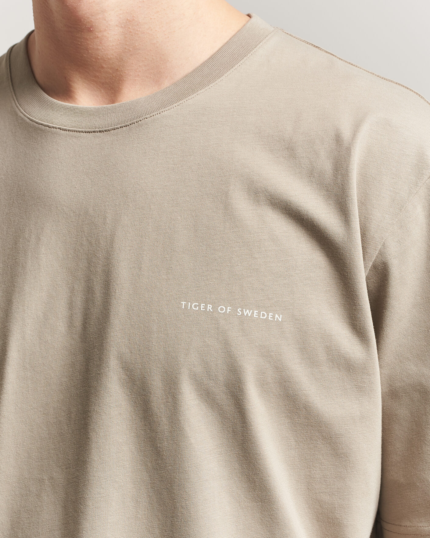 Herren | T-Shirts | Tiger of Sweden | Pro Logo Crew Neck T-Shirt Artichoke Grey