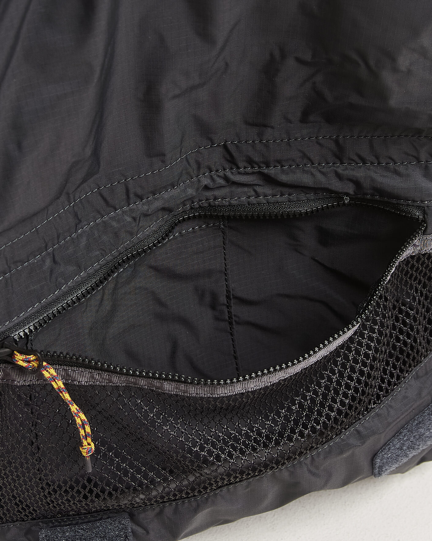 Herren | Taschen | Klättermusen | Algir Foldover Bag Raven