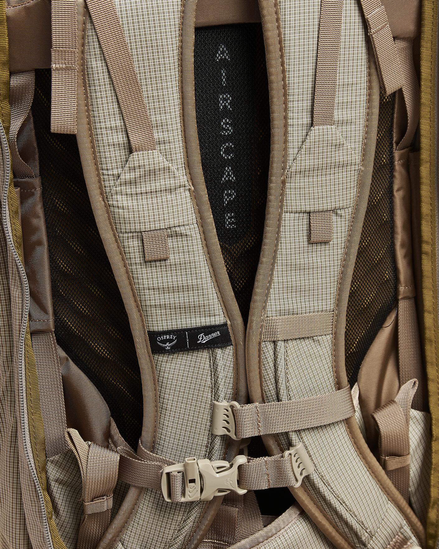 Herren | Taschen | Osprey | X Danner Farpoint 40 Sawdust - Latte Brown