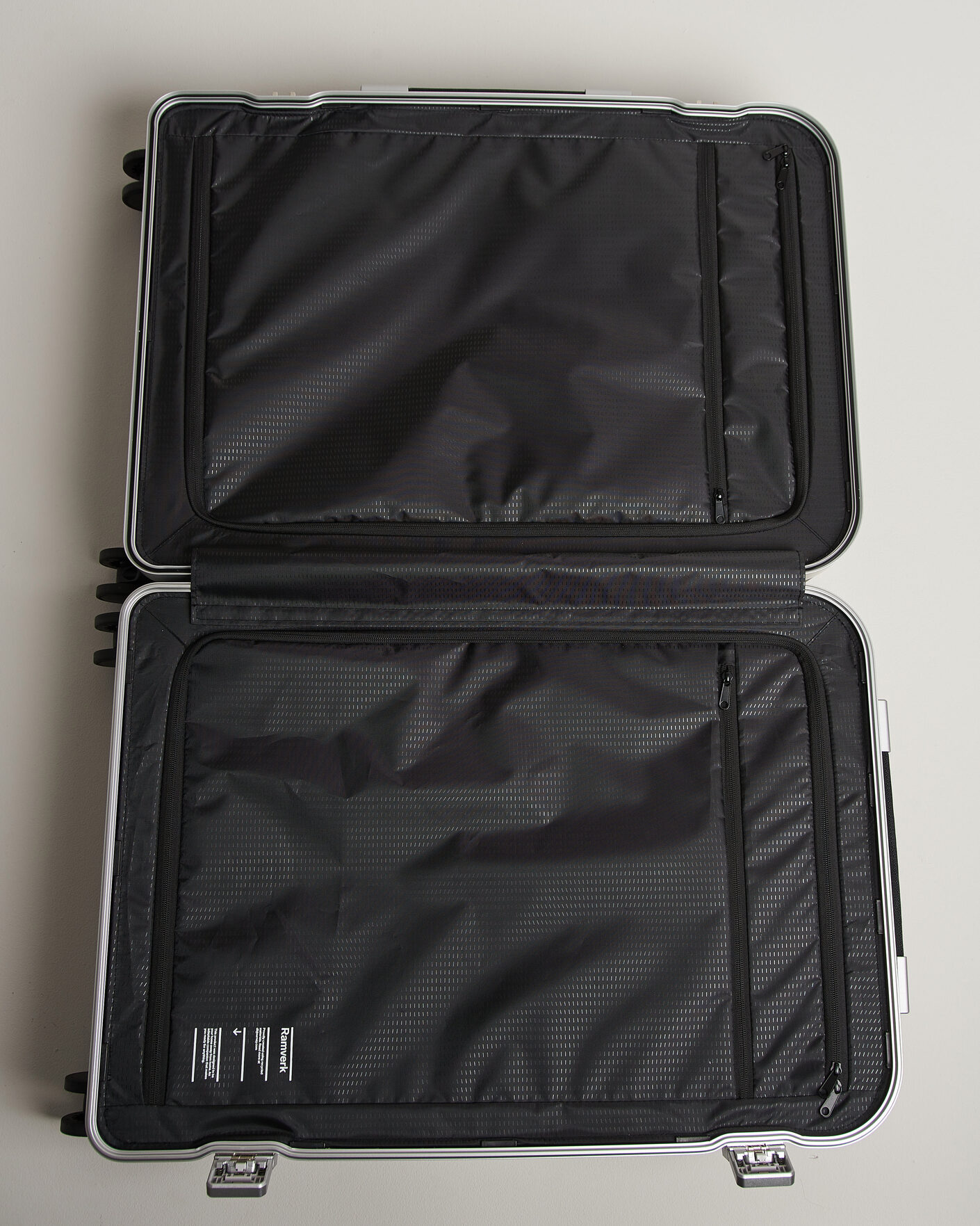 Herren | Taschen | DB | Ramverk Pro Check-In Luggage Large Silver/Black
