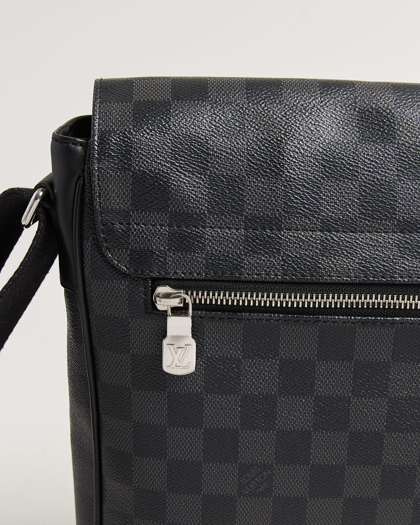 Herren | Pre-Owned & Vintage Bags | Louis Vuitton Pre-Owned | Louis Vuitton District Messenger Bag MM Damier Graphite