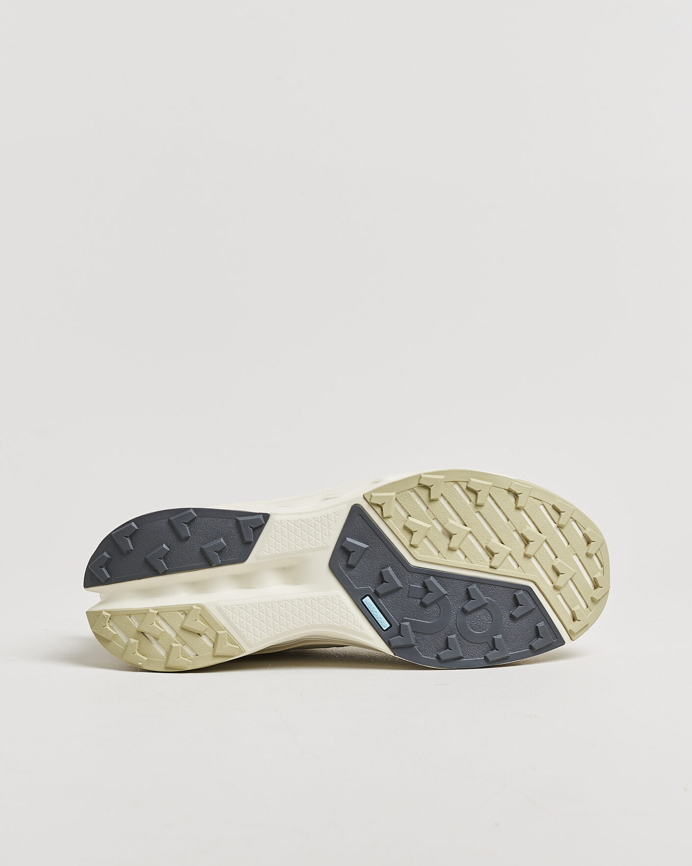 Herren | Runningsneakers | On | Cloudsurfer Trail 2 Chalk/Ghost