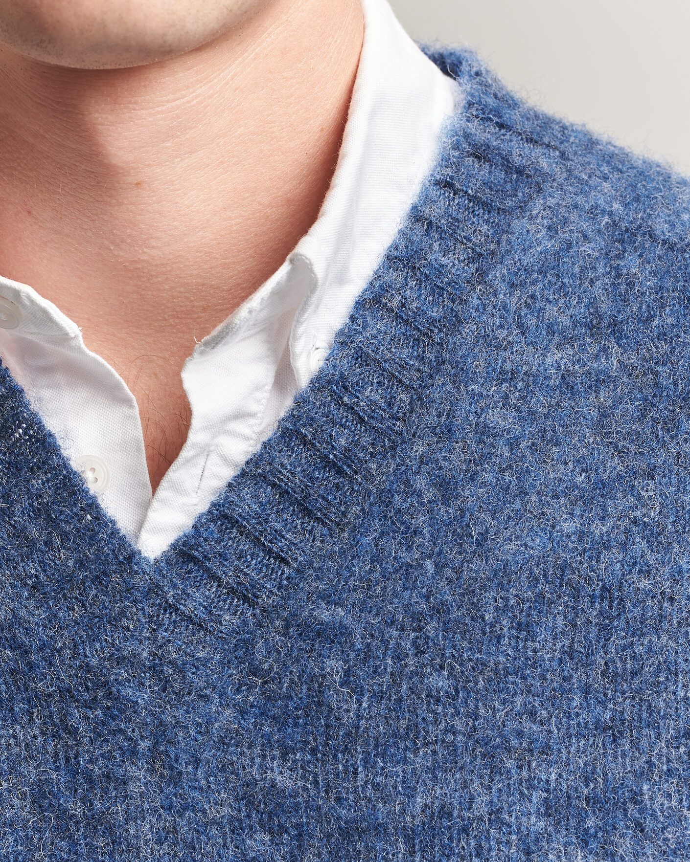 Herren | Pullover | Harley Of Scotland for Care of Carl | Brushed Supersoft Lambswool V-Neck Denim Blue