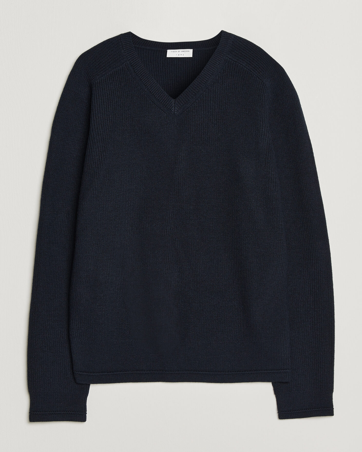 Herren | Pullover | Tiger of Sweden | Logan Wool Knitted V-Neck Night Grape