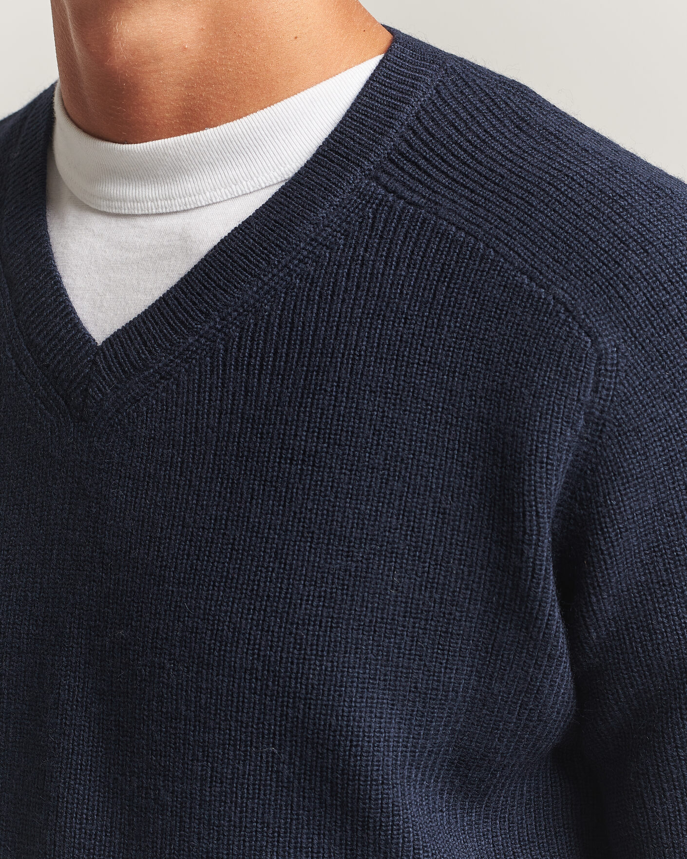 Herren | Pullover | Tiger of Sweden | Logan Wool Knitted V-Neck Night Grape