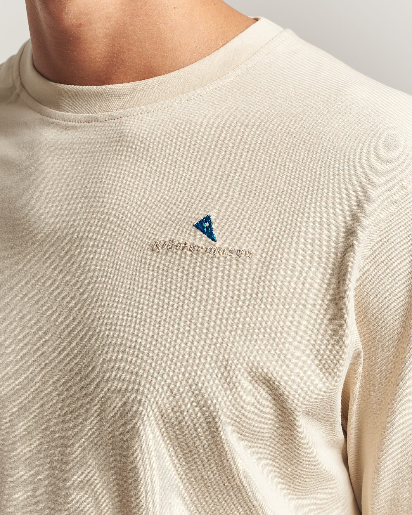 Herren | T-Shirts | Klättermusen | Root Long Sleeve Logo T-Shirt Clay