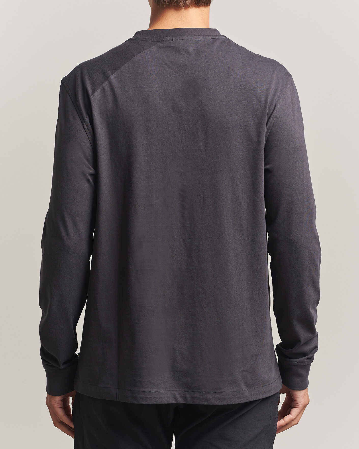 Herren | T-Shirts | Klättermusen | Root Long Sleeve Logo T-Shirt Raven