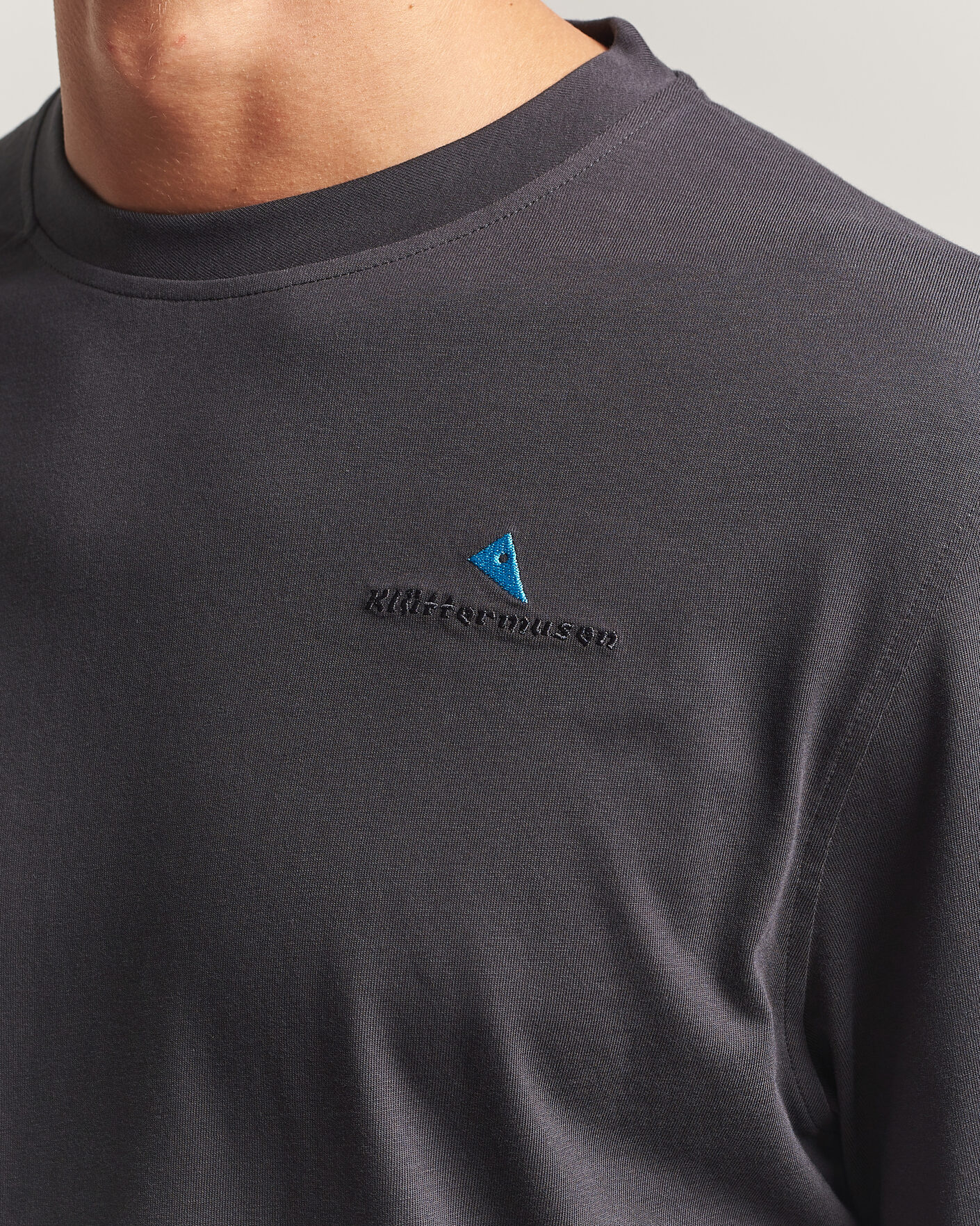 Herren | T-Shirts | Klättermusen | Root Long Sleeve Logo T-Shirt Raven