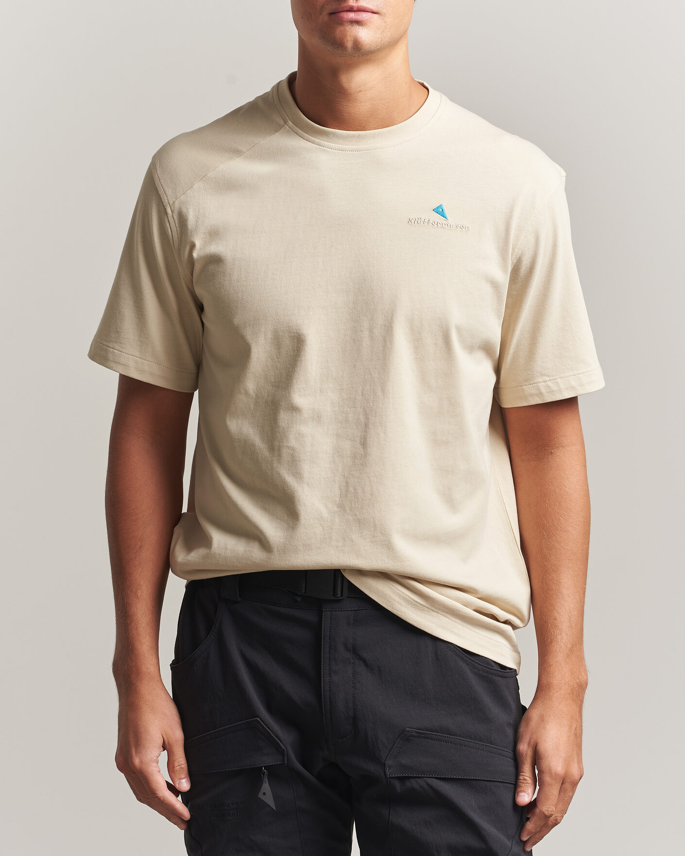 Herren | T-Shirts | Klättermusen | Root Logo T-Shirt Clay