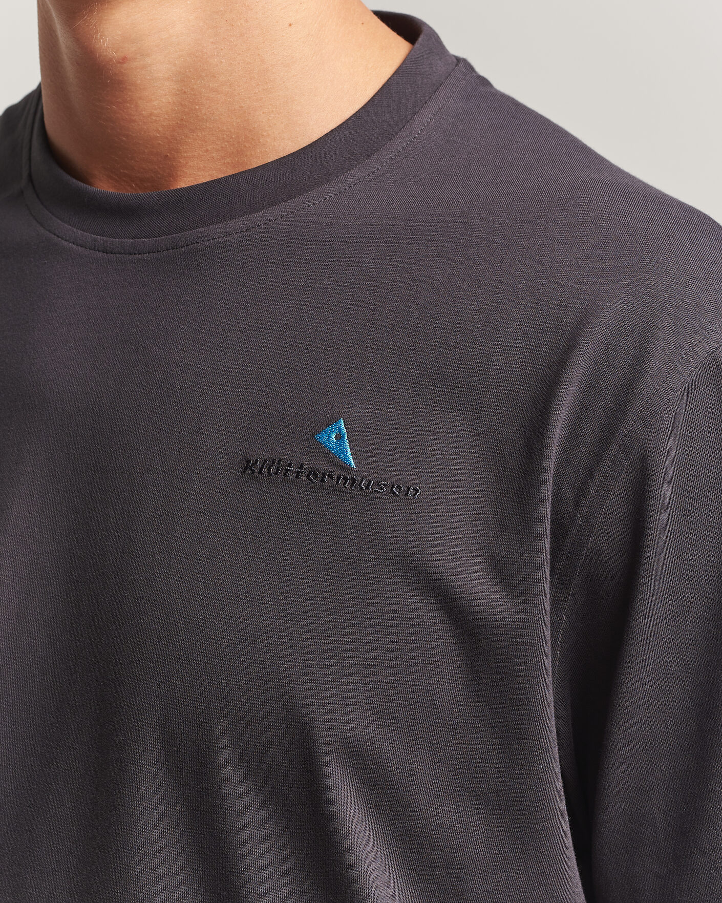 Herren | T-Shirts | Klättermusen | Root Logo T-Shirt Raven