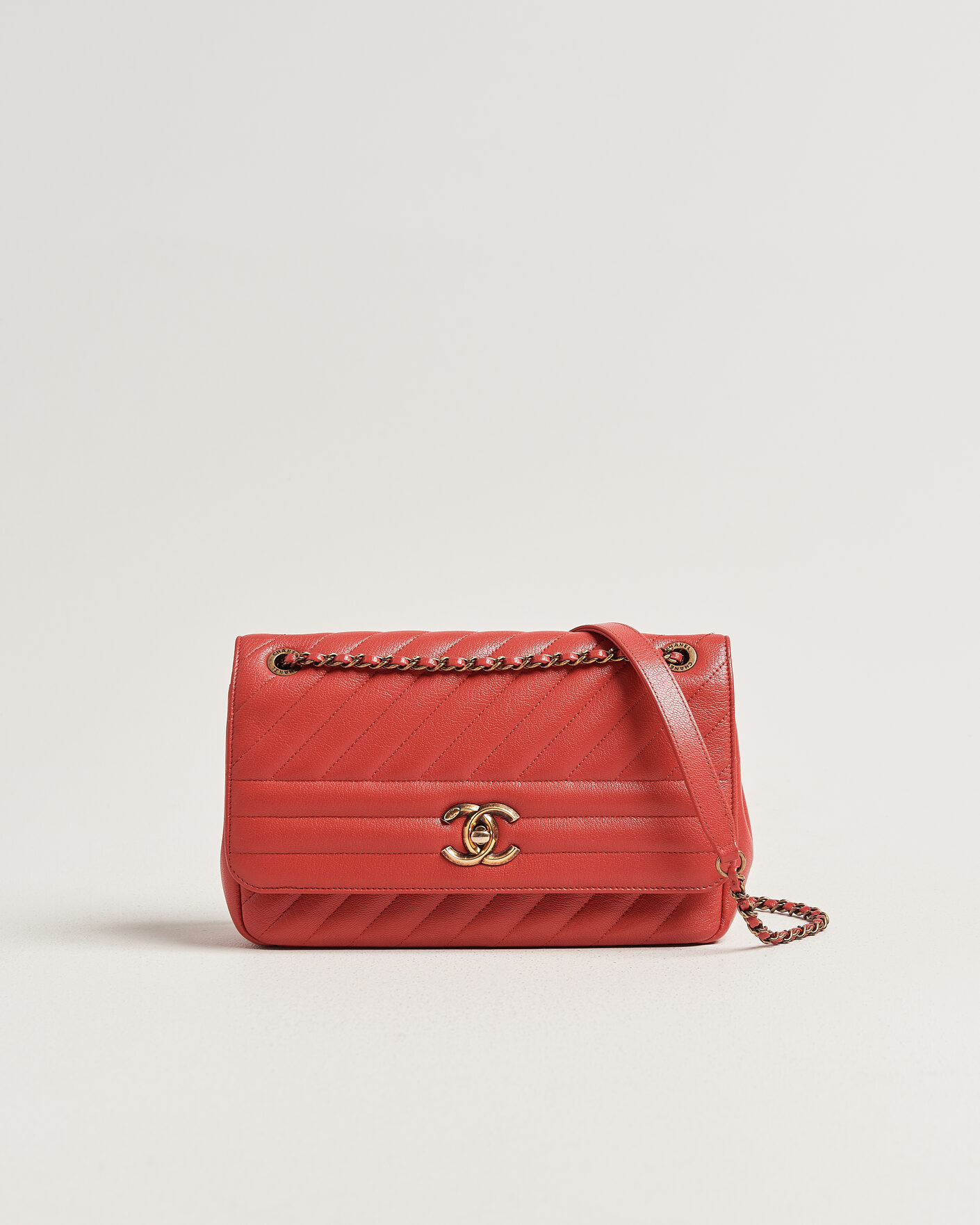 Herren | Pre-Owned & Vintage Bags | Chanel Pre-Owned | Chevron Medium Flap Bag Coral