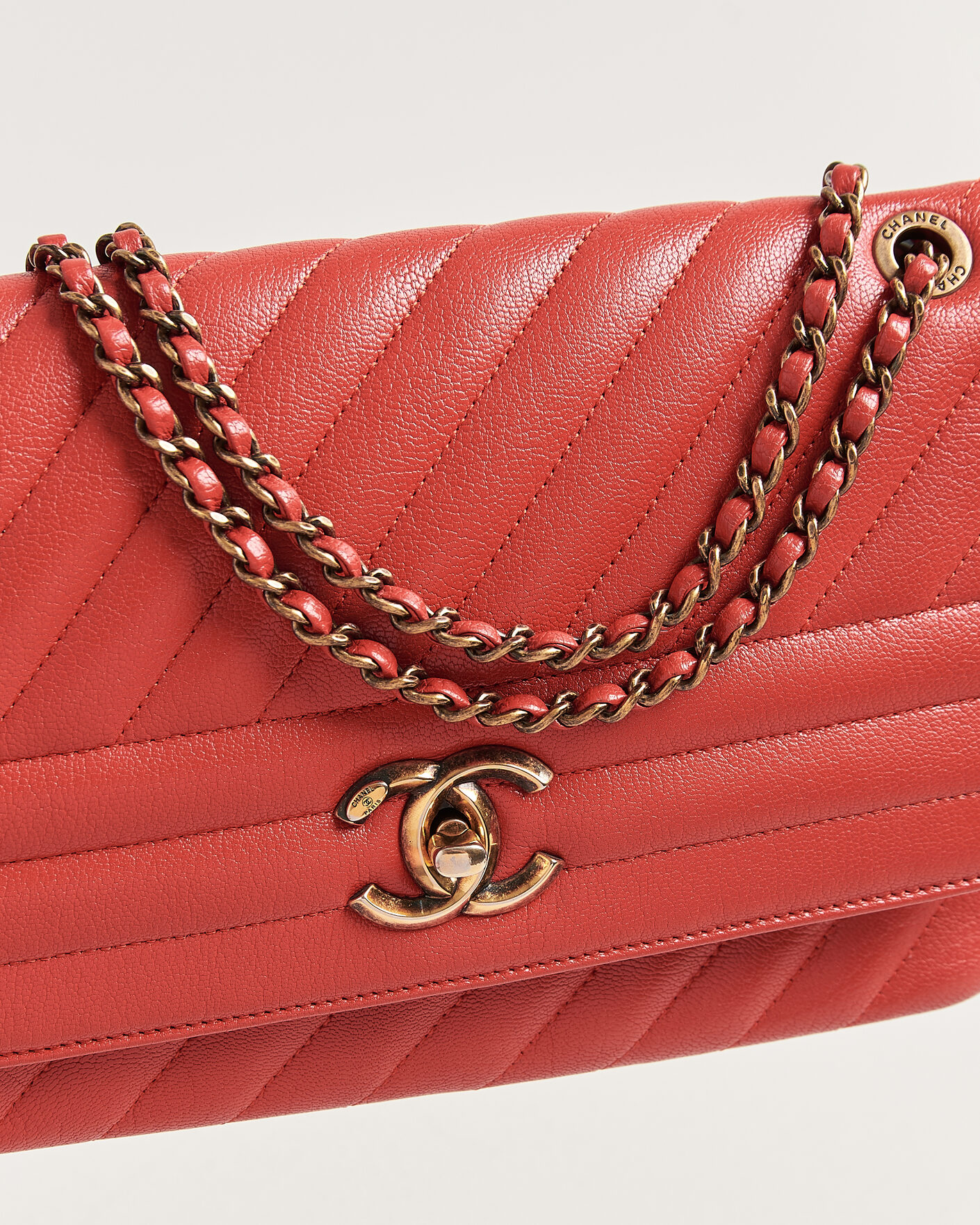 Herren | Pre-Owned & Vintage Bags | Chanel Pre-Owned | Chevron Medium Flap Bag Coral