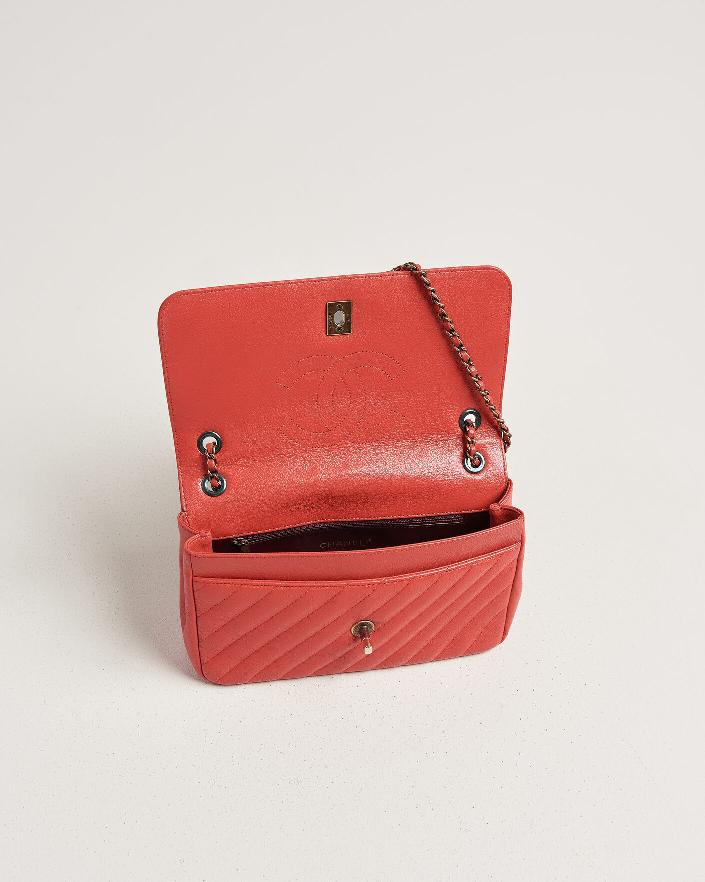 Herren | Pre-Owned & Vintage Bags | Chanel Pre-Owned | Chevron Medium Flap Bag Coral
