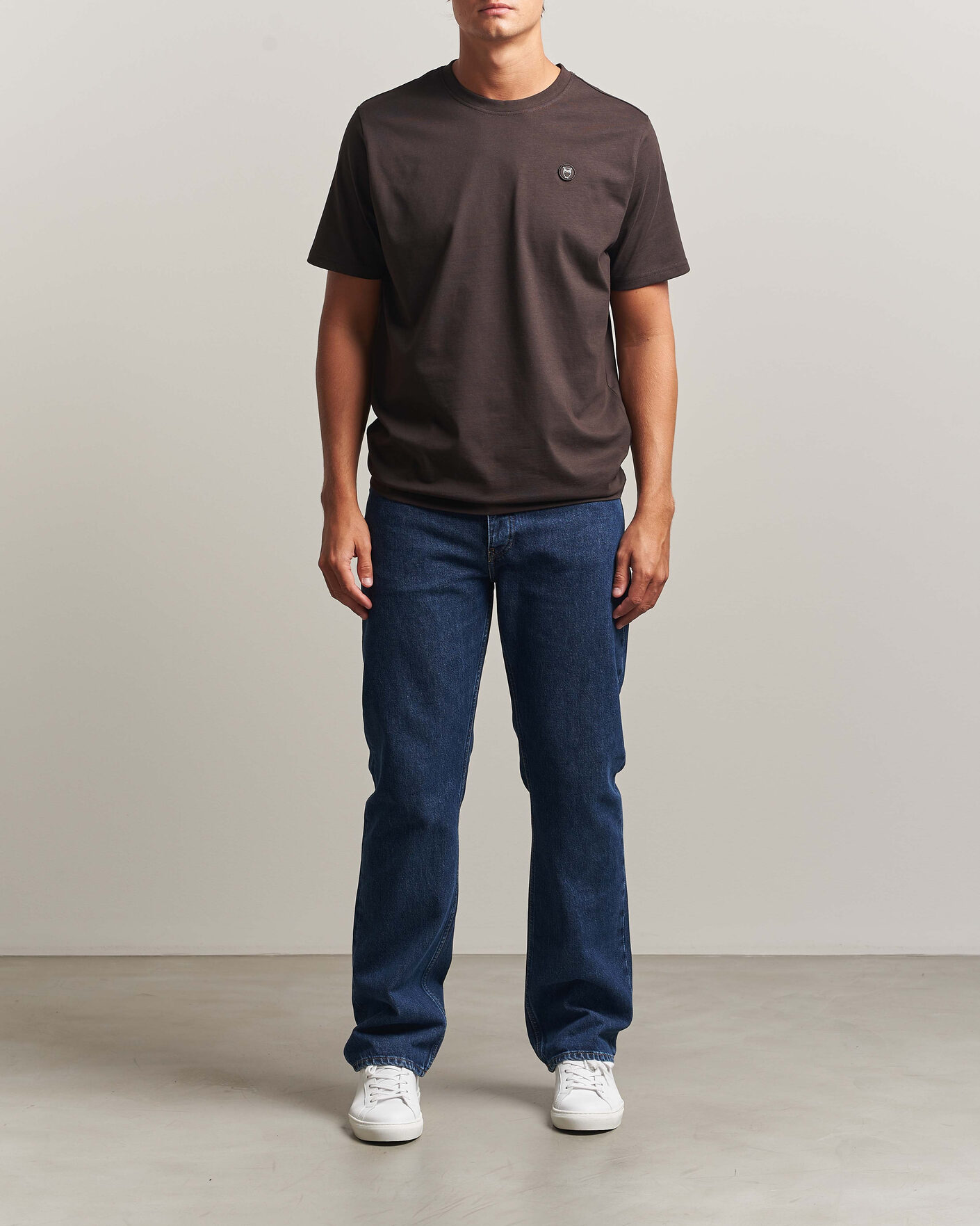 Herren | T-Shirts | KnowledgeCotton Apparel | Loke Badge T-Shirt Chocolate Torte