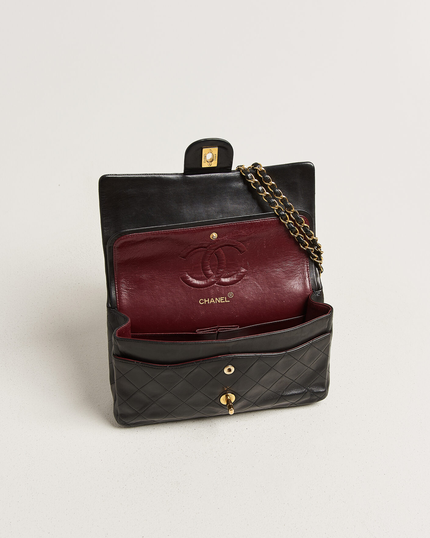 Herren | Pre-Owned & Vintage Bags | Chanel Pre-Owned | Classic Medium Double Flap Bag Lambskin Black