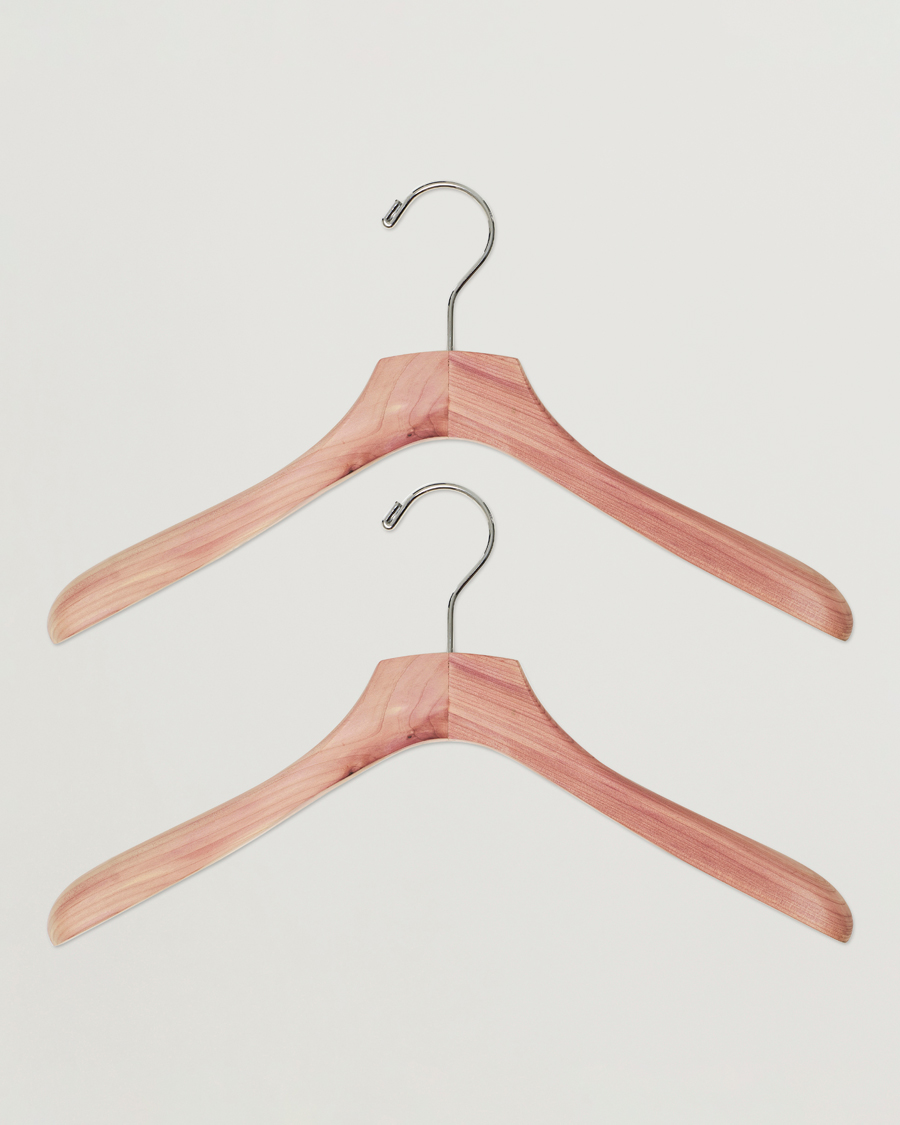 Cedar Wood Jacket Hanger 10pack bei Care of Carl