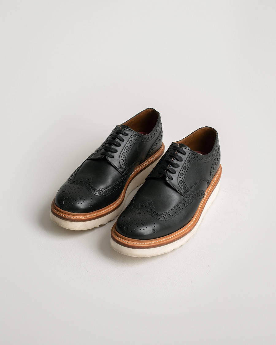 Grenson Archie Brogue Derby Wedge Sole Black Calf bei Care of Carl