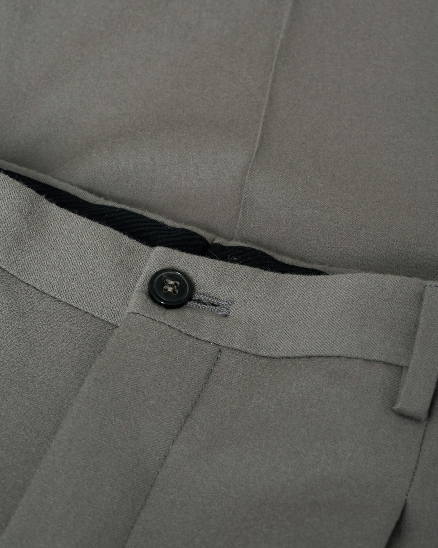 Herren | Giorgio Armani Tapered Wool Flannel Trousers Light Grey | Pre-owned | Giorgio Armani Tapered Wool Flannel Trousers Light Grey