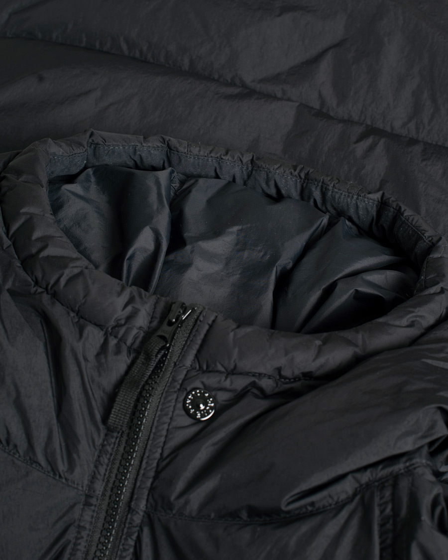 Herren | Stone Island Garment Dyed Recycled Nylon Down Jacket Black | Pre-owned | Stone Island Garment Dyed Recycled Nylon Down Jacket Black
