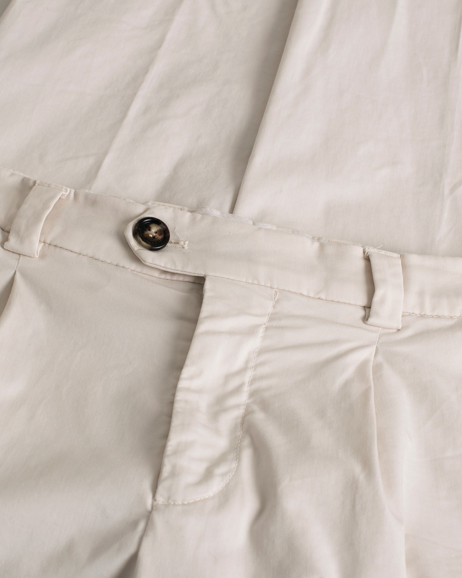 Herren | Brunello Cucinelli Slim Fit Pleated Trousers Off White | Pre-owned | Brunello Cucinelli Slim Fit Pleated Trousers Off White