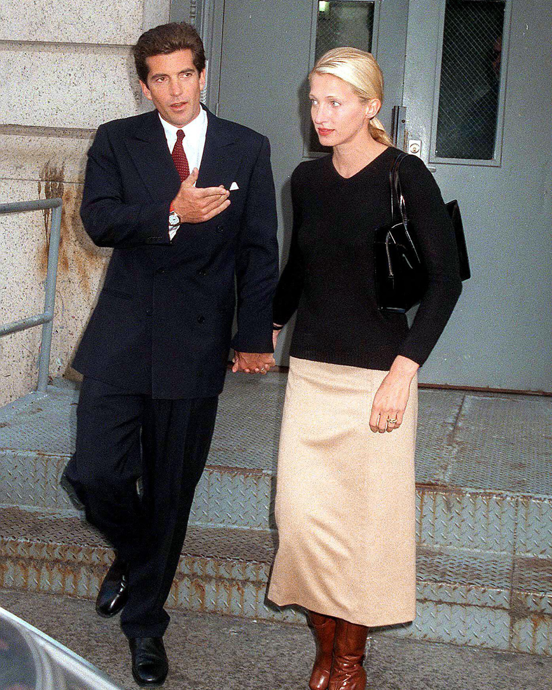 John F. Kennedy Jr och Carolyn Bessette på väg hem från bröllopsresa i Turkiet och Grekland 1996.