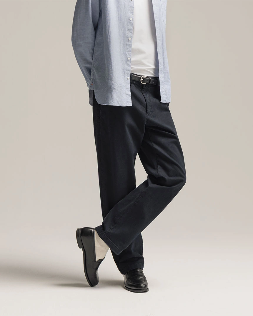 Schwarze Chinos mit hellblauem Hemd und Lederschuhen