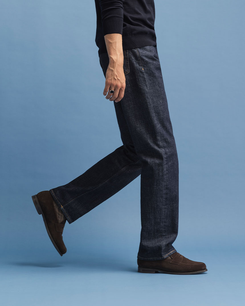 Dunkelblaue Jeans mit braunen Lederschuhen
