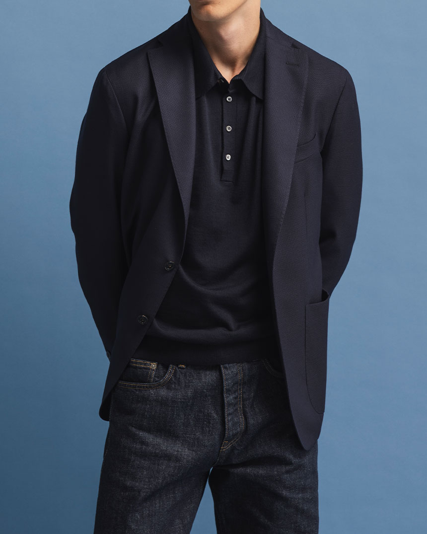 Dunkelblauer Blazer mit dunkelblauem Polohemd
