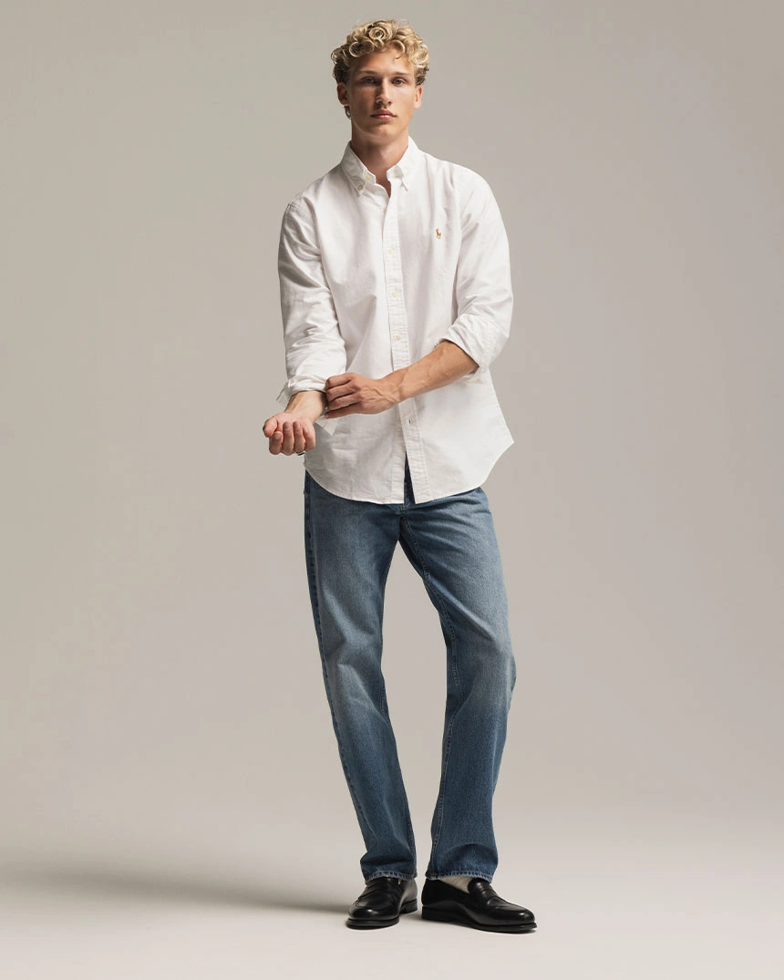 Weiße Oxford-Hemd mit blauen Jeans und schwarzen Schuhen