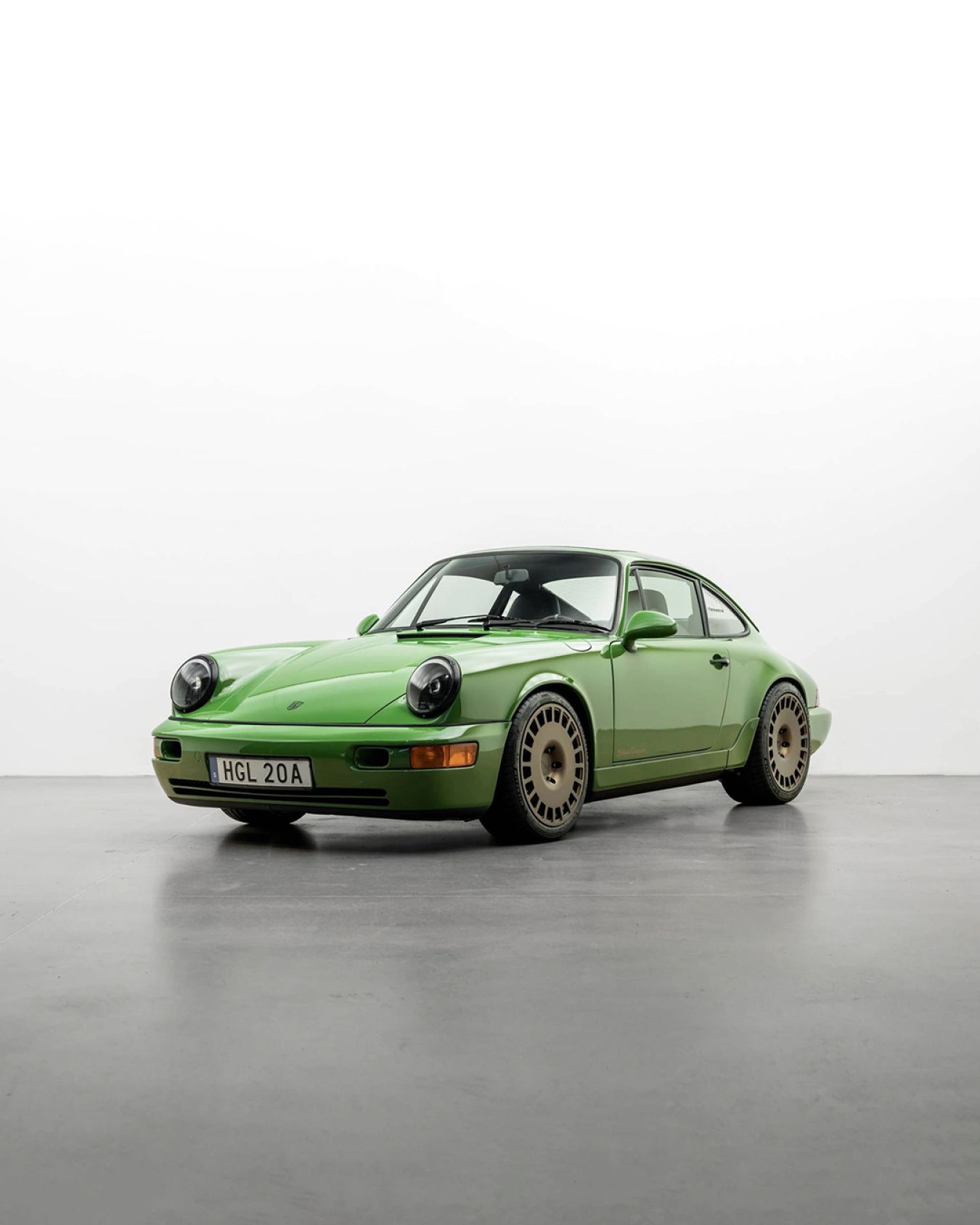Vintage Cars in Store: Porsche 911 Carrera 4 “Redrum”